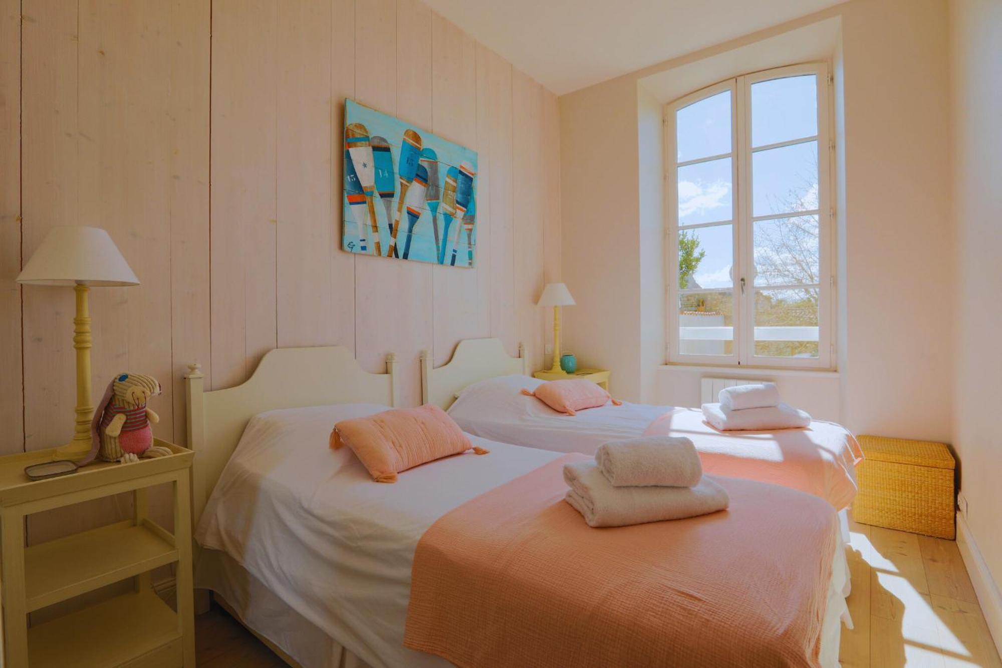 Duplex Joliment Decore Et Sa Cour Ensoleillee Saint-Martin-de-Re Luaran gambar