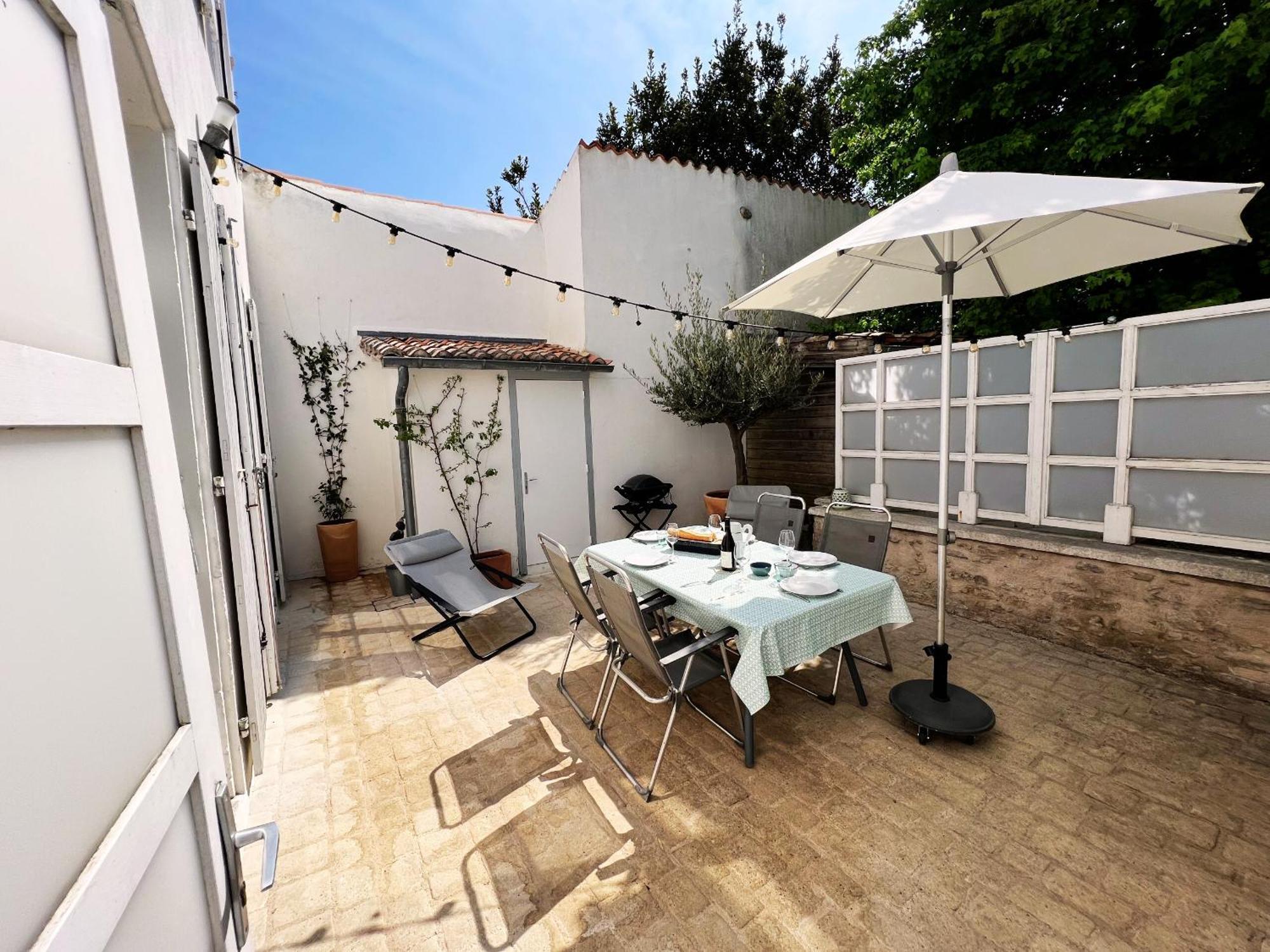 Duplex Joliment Decore Et Sa Cour Ensoleillee Saint-Martin-de-Re Luaran gambar